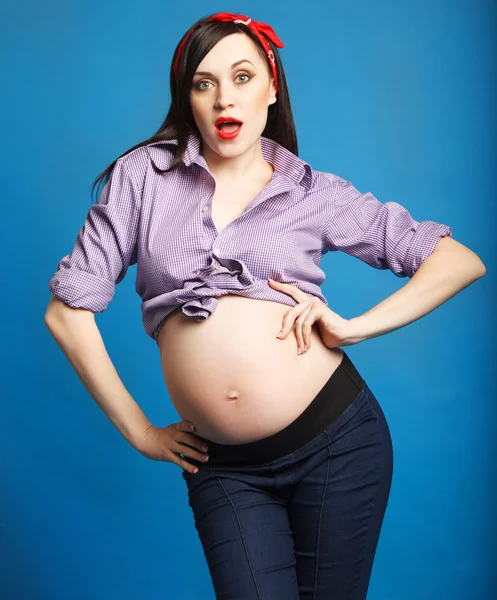 Ευτυχής νεαρή έγκυο στο pin επάνω στυλ — Φωτογραφία Αρχείου