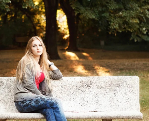 Mladá blondýnka v podzimním parku — Stock fotografie