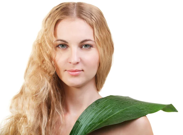 Skönhet ung blond kvinna med grönt blad isolerad på vit — Stockfoto