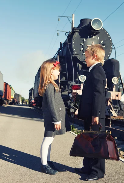 Niño y niña cerca del tren retro —  Fotos de Stock