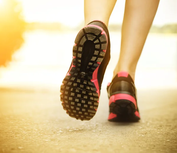 Runner voeten uitgevoerd op weg close-up op schoenen — Stockfoto