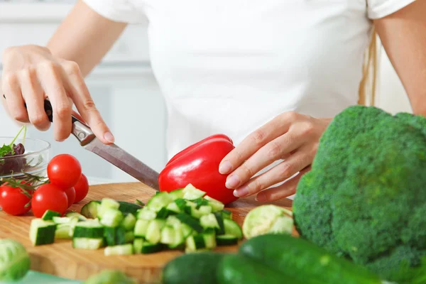 Las manos de mujer cortando verduras —  Fotos de Stock