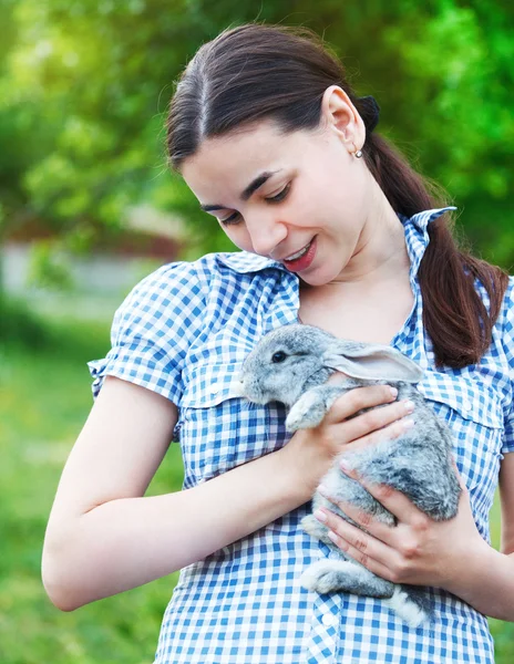 Küçük bir tavşan ile genç bir kadın portresi — Stok fotoğraf
