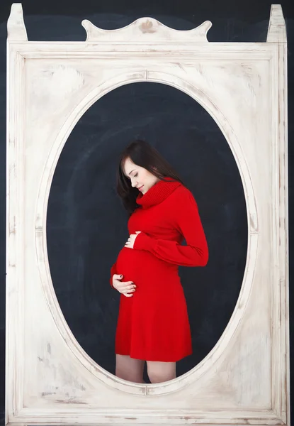 Šťastný mladý legrační těhotná žena — Stock fotografie