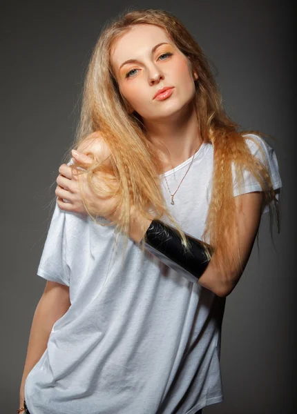 Retrato da beleza jovem mulher loira — Fotografia de Stock