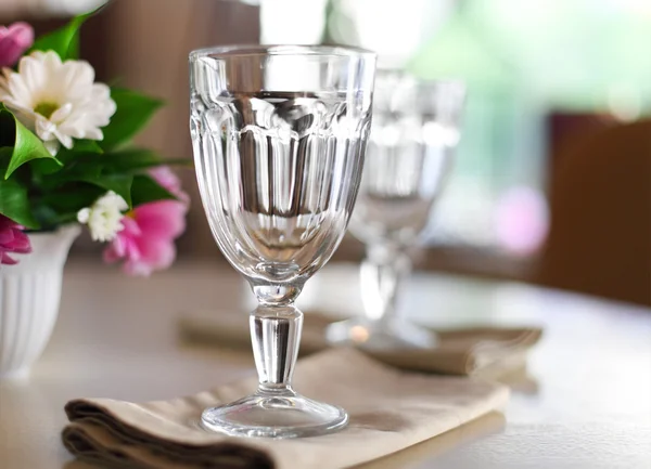 Empty glasses set in the restaurant — Stock Photo, Image