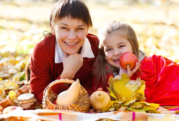 Felice giovane madre con figlia — Foto Stock