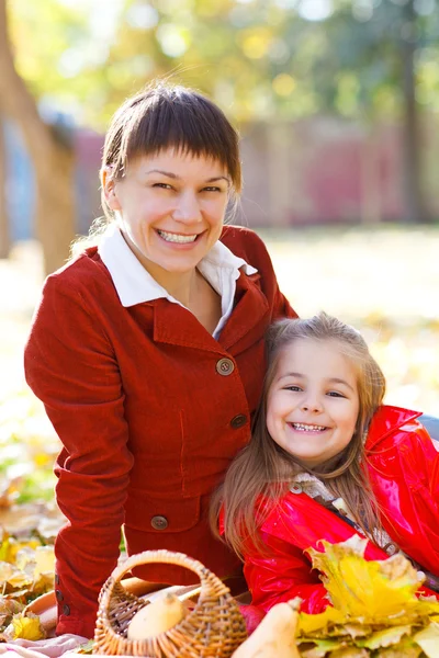 Joyeux jeune mère avec sa fille — Photo