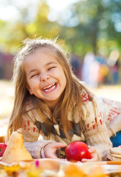 Adorabile bambina con foglie autunnali nel parco di bellezza — Foto Stock