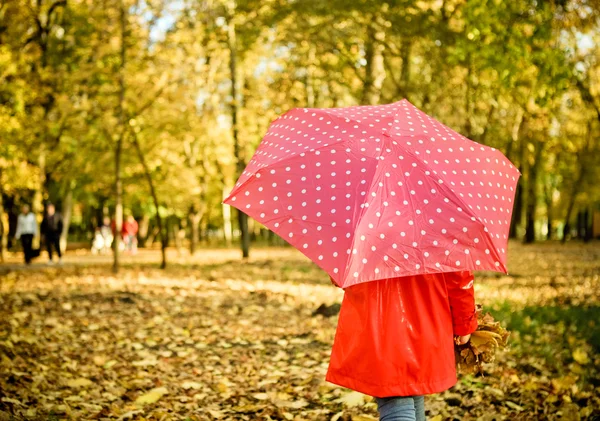 Bambina con ombrello a pois — Foto Stock