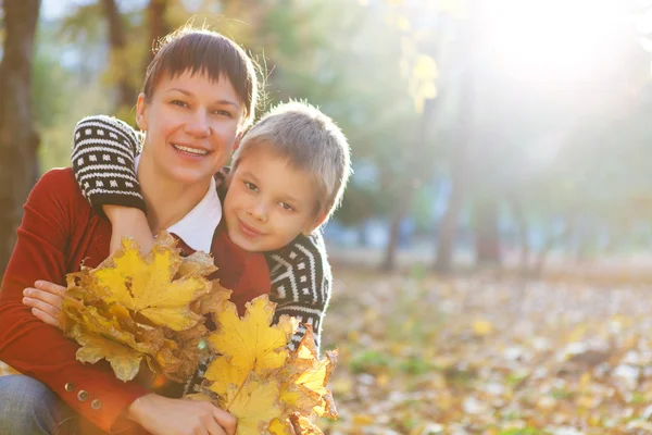 Mère et son fils dans un parc d'automne — Photo