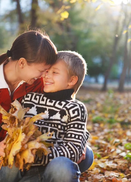 母亲和她的儿子在一个秋天的公园 — 图库照片