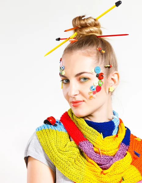 Retrato de uma jovem loira com criatividade penteado com c — Fotografia de Stock