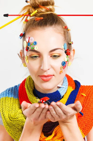 色付きのボタンと f と創造性の髪型と金髪の女性 — ストック写真