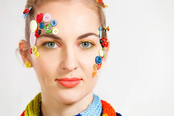 Ξανθιά γυναίκα με δημιουργικότητα χτένισμα με χρωματιστά κουμπιά και f — Φωτογραφία Αρχείου