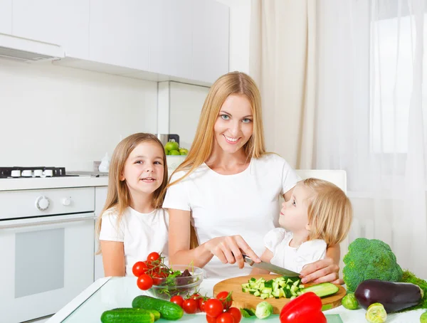 Feliz madre y sus hijas en la cocina — Foto de Stock