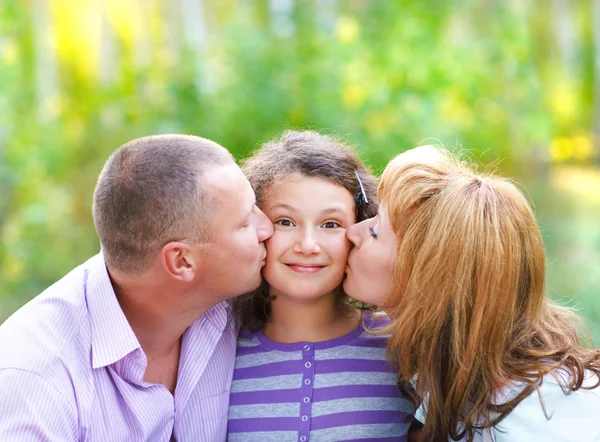 Glad ung familj med dotter — Stockfoto