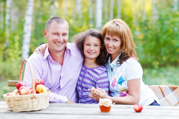 Glad ung familj med dotter — Stockfoto