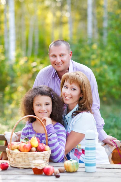 Joyeux jeune famille avec fille — Photo