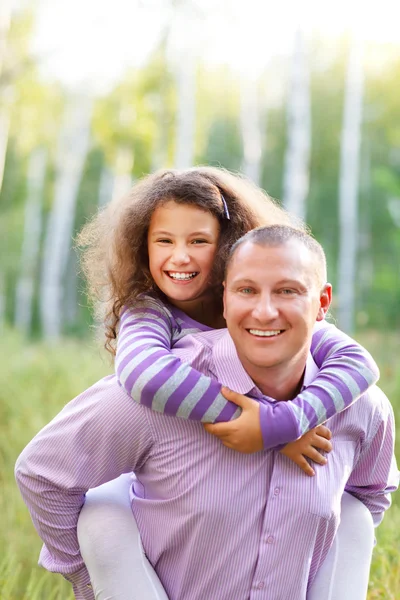 Glad ung pappa med dotter utomhus — Stockfoto