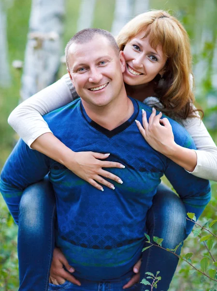 Feliz pareja sonriente en el bosque de otoño —  Fotos de Stock