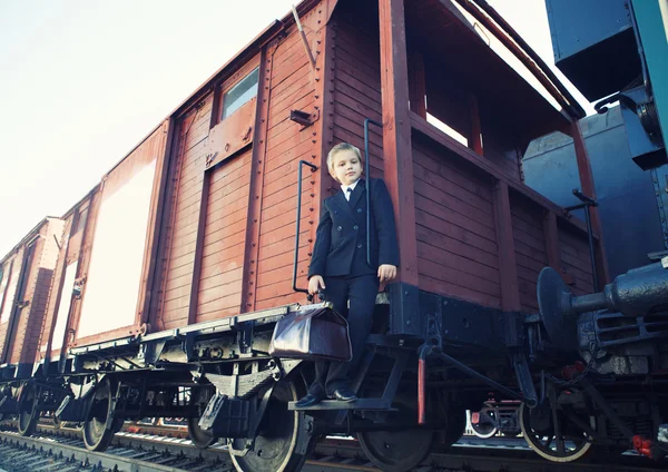 Liten pojke med en resväska — Stockfoto