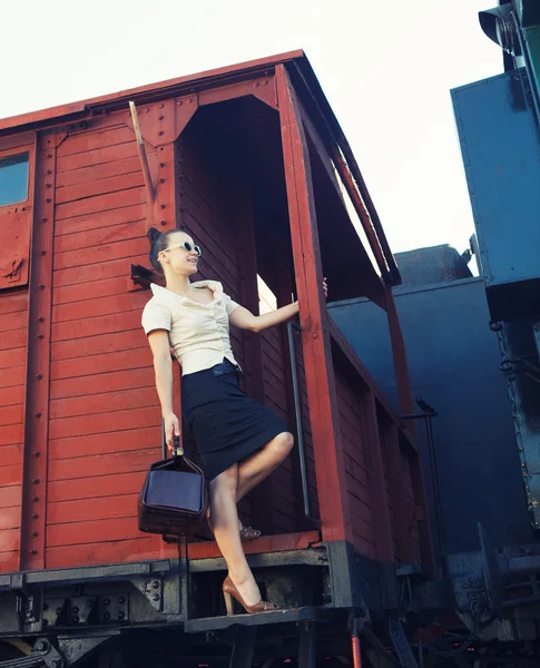 Femme avec une valise debout dans le train — Photo