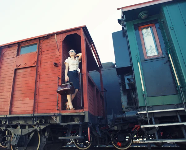 Femme avec une valise debout dans le train — Photo