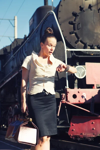 レトロな電車に近いプラットフォーム上の女性 — ストック写真