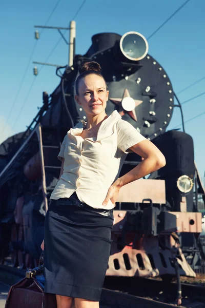 Woman standing on the platform near the retro train — Stock Photo, Image