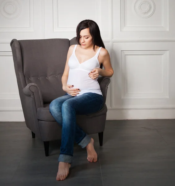 Felice giovane donna incinta — Foto Stock