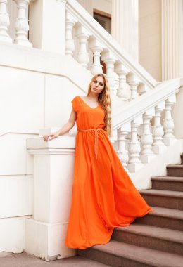 açık havada Turuncu elbiseli güzel sarışın kadın