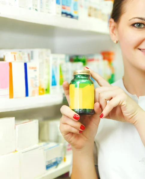 Gros plan d'une pharmacienne floue tenant des comprimés en bo — Photo