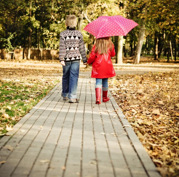 Küçük çocuk ve sonbahar parkta küçük kız — Stok fotoğraf