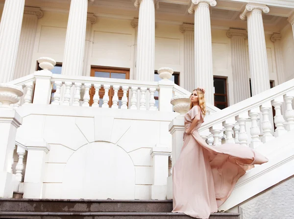 Beautiful blond woman outdoors on the stairs — Stock Photo, Image