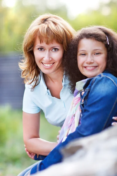 Glad mamma och hennes lilla dotter — Stockfoto