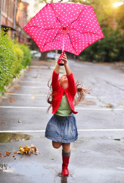 Criança com bolinhas guarda-chuva usando botas de chuva vermelha — Fotografia de Stock