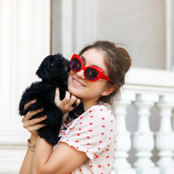 Jonge brunette vrouw knuffelen haar schoothondje puppy — Stockfoto