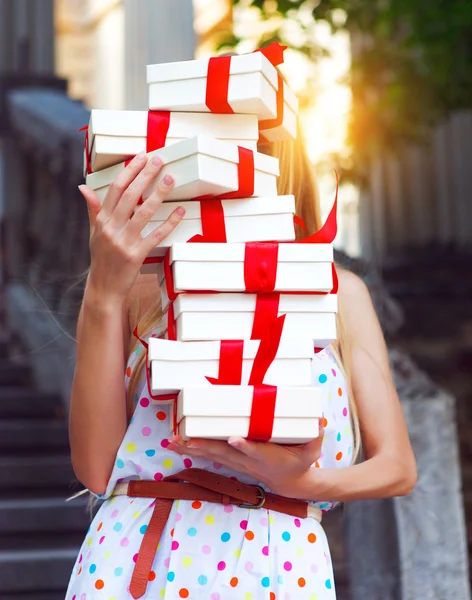 Caixas de presente nas mãos de uma jovem mulher — Fotografia de Stock