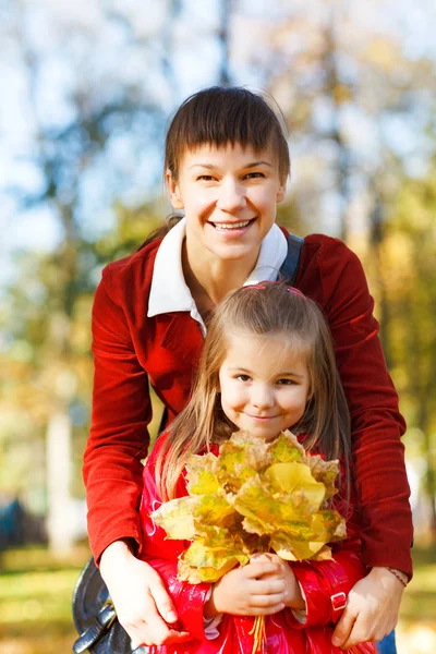 Madre con hija en el parque de otoño — Foto de Stock