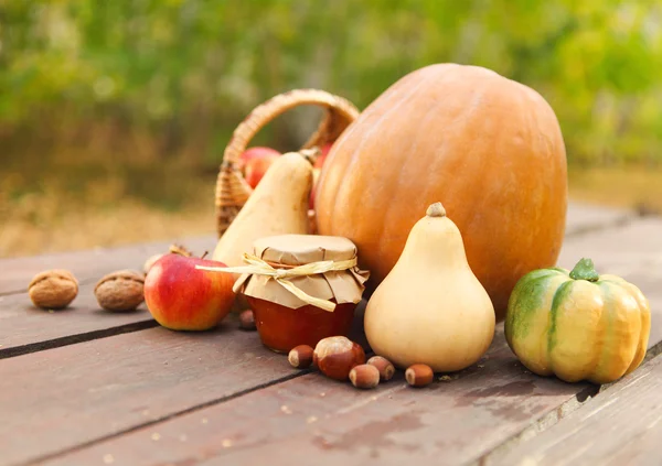 Zucche, marmellate, noci e cesto con mele — Foto Stock