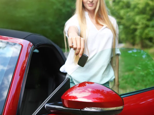 Ευτυχισμένη νέα γυναίκα που κρατά τα κλειδιά να της cabrio — Φωτογραφία Αρχείου