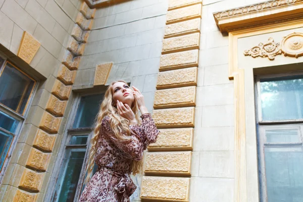 Beauty young blond girl looking up — Stock Photo, Image