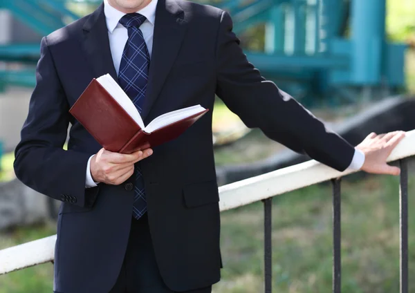 Close-up van de handen van de zakenman met een notitie boek — Stockfoto