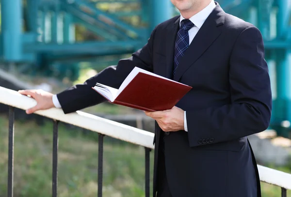 Close up of the hands of the businessman with a note book — Stock Photo, Image