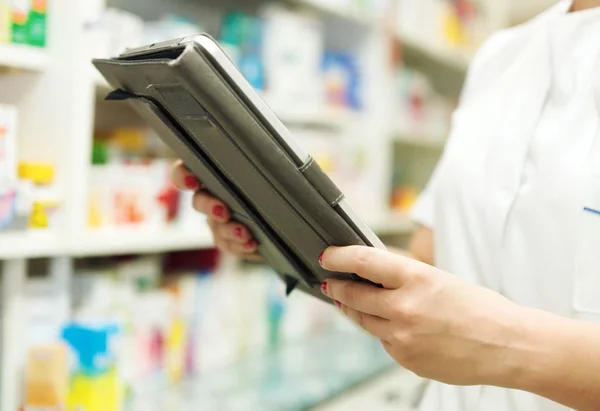 Farmaceut, pracovat s počítačem tablet pc v lékárně — Stock fotografie