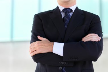Mavi takım giyen işadamı elinde yakın çekim