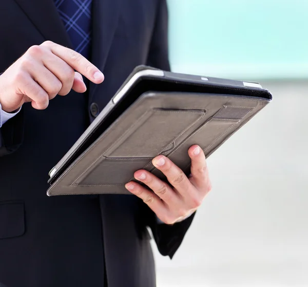 Close up of the hands of the businessman with a tablet PC — Stock Photo, Image