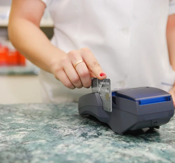 Close up van menselijke hand creditcard ingebruikneming betaling machine — Stockfoto