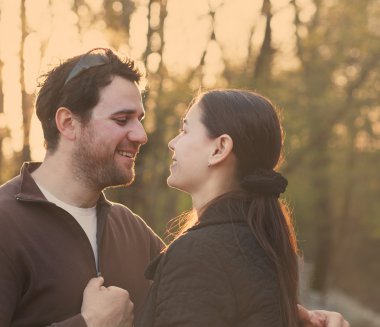 mutlu gülümseyen iki sonbahar bahçe içinde